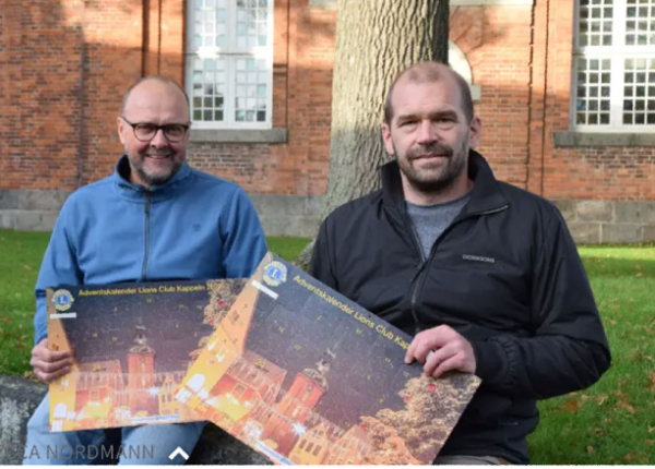 Finn Teichmann und Ingmar Käding mit dem Adventskalender